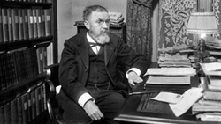 Poincaré à sa table de travail.
