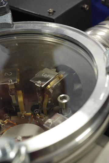 El objetivo se introduce en la cámara de aire de la muestra de la sonda de iones